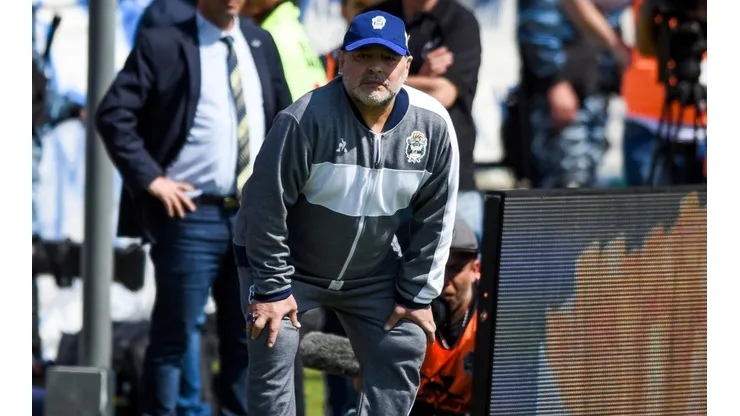 Diego Maradona sufrió en su rodilla recién operada.