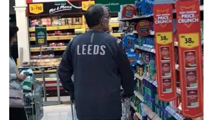 Hinchas enamorados con el Loco: sorprenden a Marcelo Bielsa de los más relajado en un supermercado