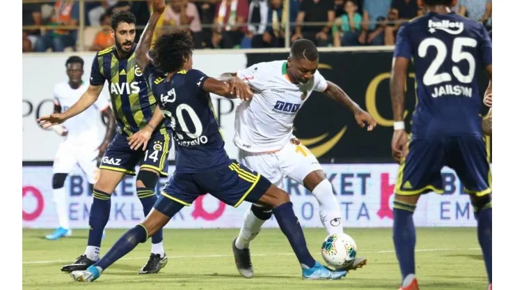 ¡Empezó el 18! Junior Fernandes da el vamos a las fiestas patrias con un golazo ante el Fenerbahce