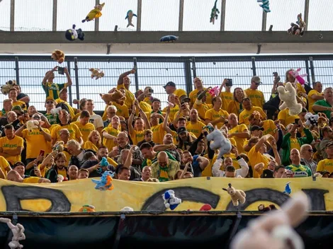 Detienen partido en Holanda por lanzamiento de peluches