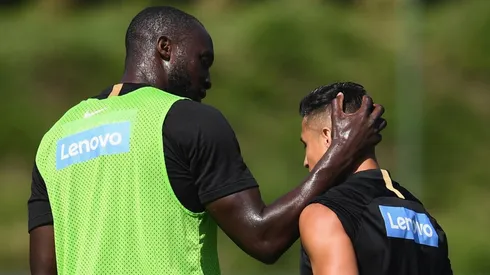 Lukaku y Alexis en la previa de Champions