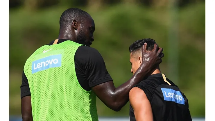 Lukaku y Alexis en la previa de Champions