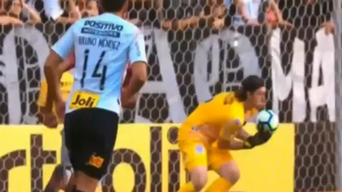 Video: Arquero mundialista brasileño protagoniza feo blooper