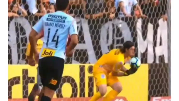 Video: Arquero mundialista brasileño protagoniza feo blooper