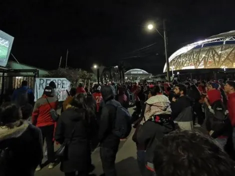 Hinchas de La Calera ven partido y lanzan pirotecnia fuera del estadio