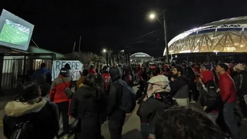 Hinchas de Unión La Calera ven el partido fuera del estadio y lanzan pirotecnia en protesta