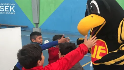Hispanito, mascota de Unión Española, estará presente este domingo recibiendo a las hinchadas en el duelo ante Universidad de Chile.