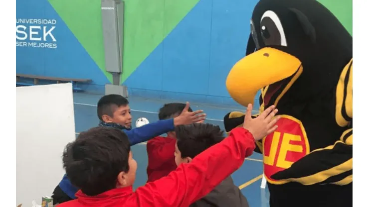 Hispanito, mascota de Unión Española, estará presente este domingo recibiendo a las hinchadas en el duelo ante Universidad de Chile.