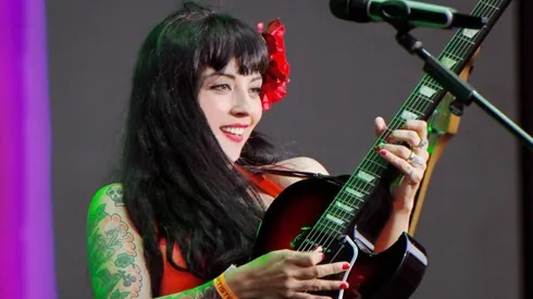 Mon Laferte es homenajeada con un mural en Avenida Matta.