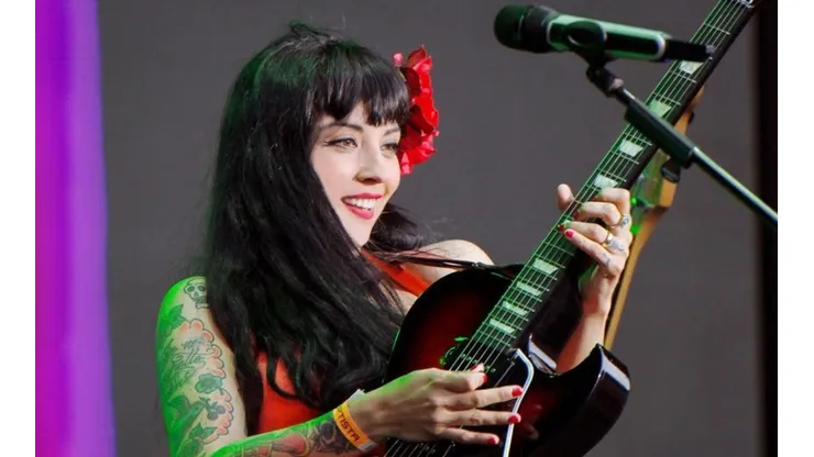Mon Laferte es homenajeada con un mural en Avenida Matta.