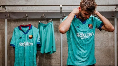 Piqué y la nueva tercera camiseta del Barça.