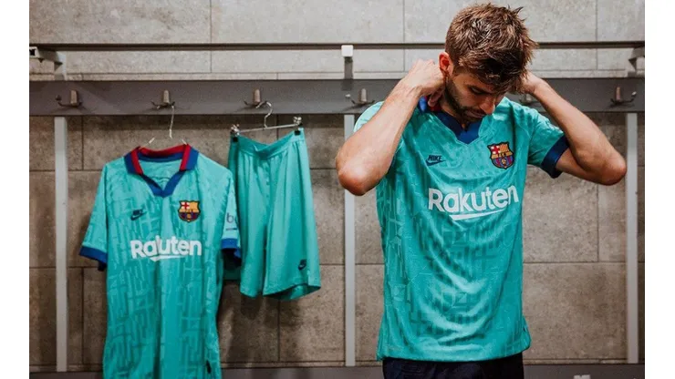 Piqué y la nueva tercera camiseta del Barça.