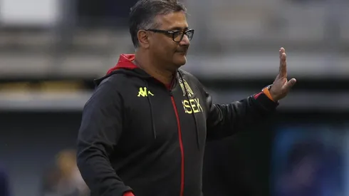 Ronald Fuentes en la banca de UE.