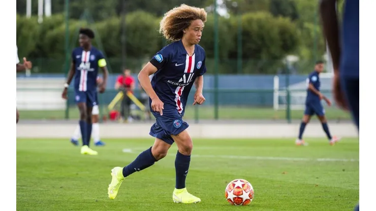 Xavi Simons deja atrás al Barcelona y debuta en las redes de la Sub 19 del PSG con un golazo