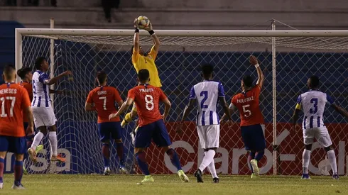 Bravo descuelga un balón en su regreso.