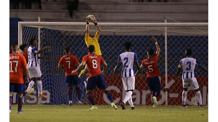 Bravo descuelga un balón en su regreso.