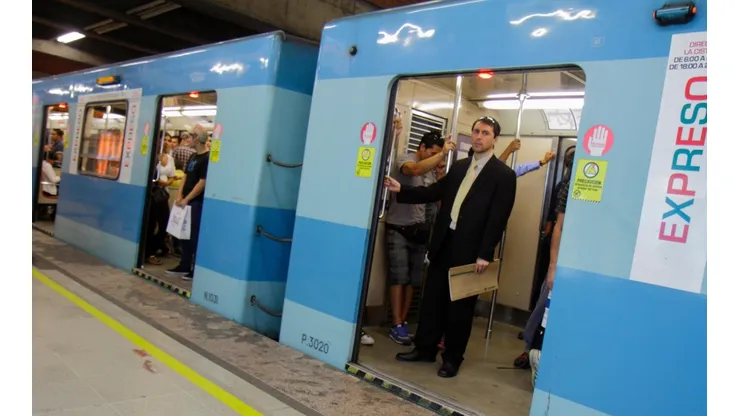 Paro de funcionarios de boleterías de Metro aleta a los usuarios.
