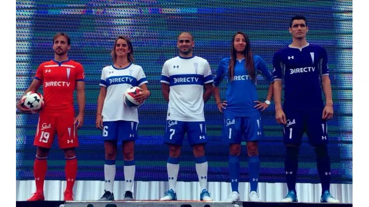 Martín (segunda de izquierda a derecha) durante la presentación de los nuevos uniformes.