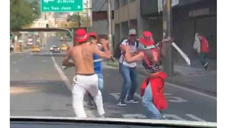 Con sables y estoques: Batalla campal en el clásico de Medellín