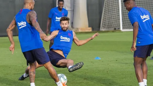 Arturo Vidal saca a bailar a Gerard Piqué en práctica del Barcelona: "Con papá no"