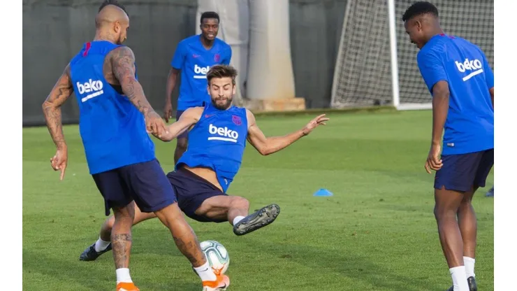 Arturo Vidal saca a bailar a Gerard Piqué en práctica del Barcelona: "Con papá no"