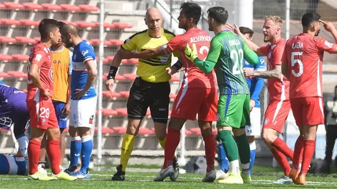 Matías Laba (5) lamenta la lesión que le causó a Gato Silva mientras los compañeros del mundialista lo atienden.
