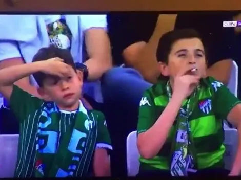 Hombre que parece cabro chico fuma en partido a beneficio de niños enfermos