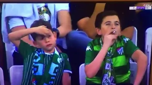 El de la derecha tiene 36 años. Igual feo fumar en un partido a beneficio