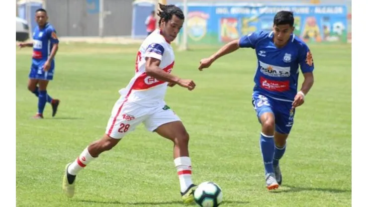 ¡Para no creer! Futbolista expulsado sigue jugando y nadie se da cuenta