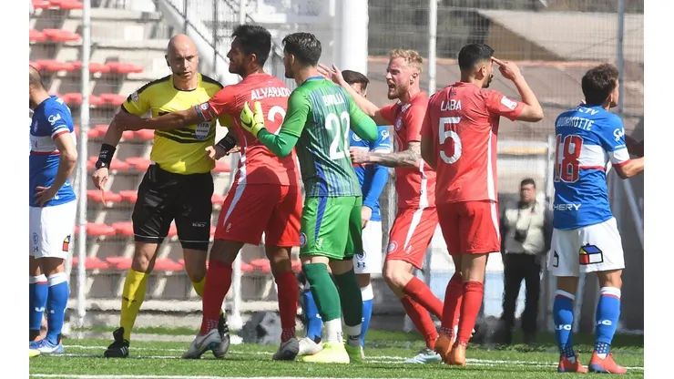 Matías Laba fue expulsado por esa acción.