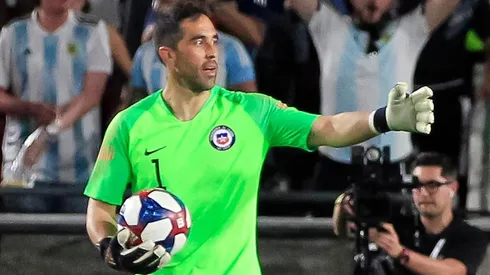 Claudio Bravo tuvo una faena impecable en su regreso a la Roja con Argentina