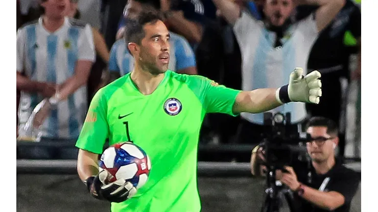 Claudio Bravo tuvo una faena impecable en su regreso a la Roja con Argentina