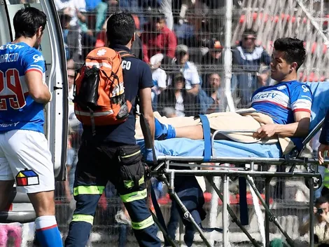 Gato Silva sale en ambulancia por una fuerte entrada de Matías Laba