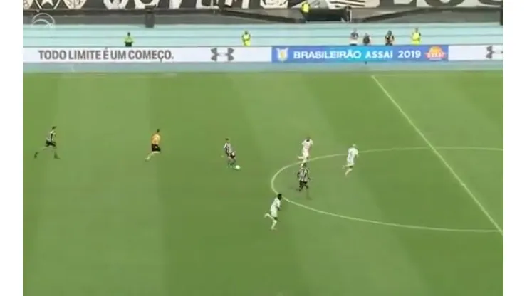 El momento exacto del toque de Leonardo Valencia a Alex Santana