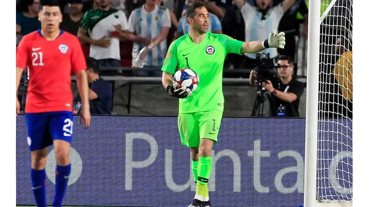 Daniel Morón: "Claudio Bravo le saca ventaja a casi todos los arqueros que integran la Selección"