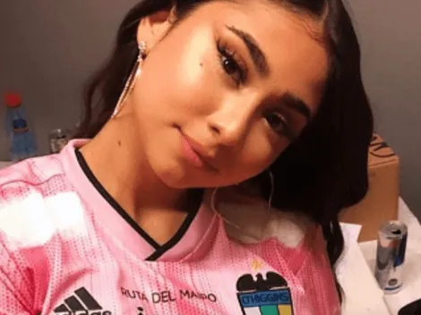 Paloma Mami posa con la camiseta de O'Higgins de Rancagua