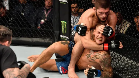Khabib somete a Poirier y es el campeón indiscutido de los pesos ligeros