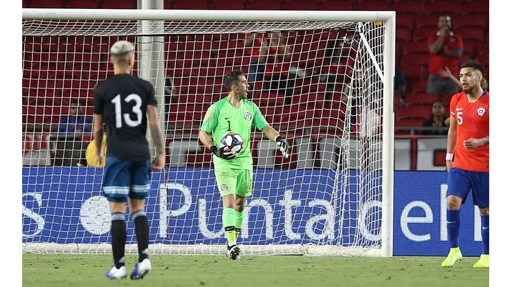 Claudio Bravo tuvo un gran redebut con la selección chilena