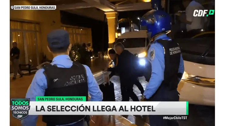 Reinaldo Rueda fue el primero en bajarse del bus de la selección.