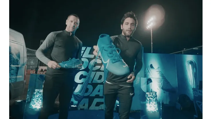 Luciano Aued y Stefano Magnasco junto a las Mercurial de Nike.