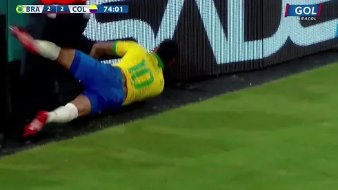 Neymar contra los letreros publicitarios tras empujoncito de Davinson Sánchez