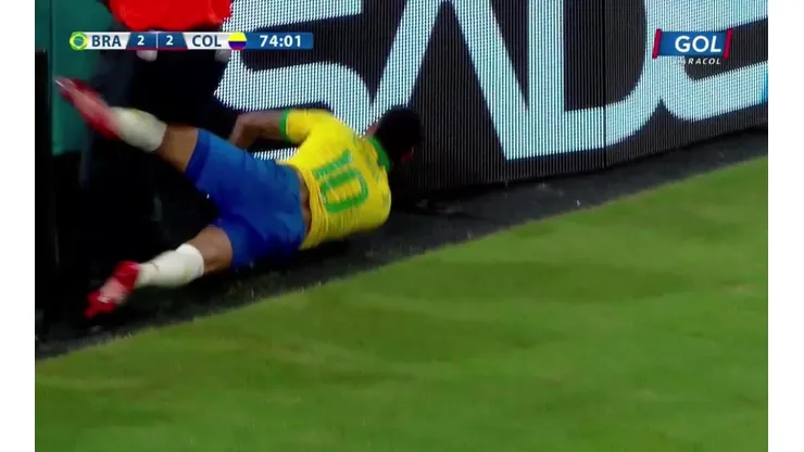 Neymar contra los letreros publicitarios tras empujoncito de Davinson Sánchez