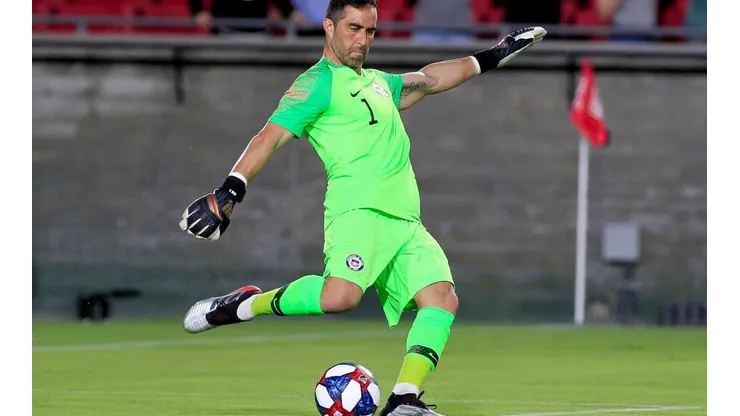 Claudio Bravo volvió como crack a la selección chilena