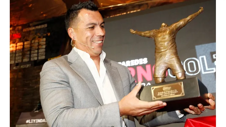 Esteban Paredes recibió orgulloso la estatuilla como homenaje a su récord goleador