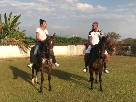Arturo Vidal celebra el cumpleaños de su novia cabalgando por Colombia