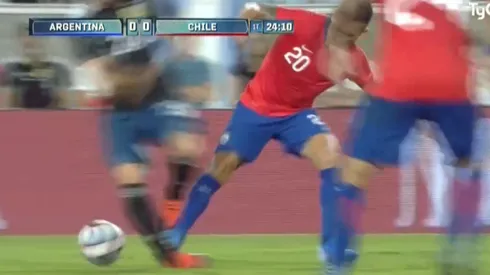 Aránguiz dejó grabado su pie derecho en la canilla de Lo Celso