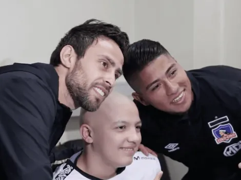 Valdivia y Cortés regalan batas de Colo Colo a niños del hospital Calvo Mackenna