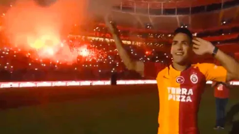 La espectacular firma de contrato de Radamel Falcao en pleno estadio del Galatasaray