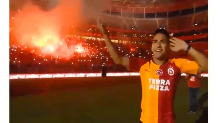 La espectacular firma de contrato de Radamel Falcao en pleno estadio del Galatasaray