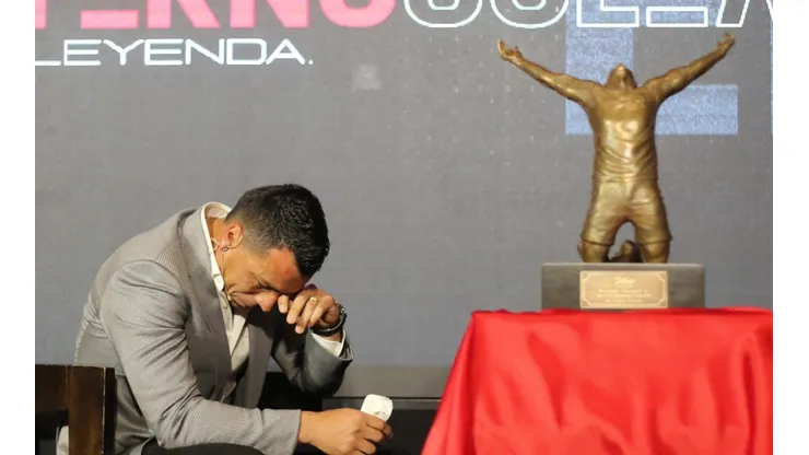 Esteban Paredes es premiado como goleador histórico del fútbol chileno